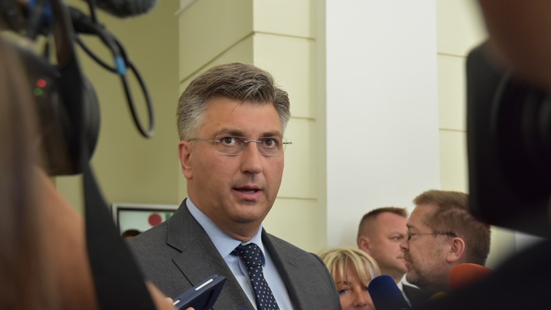 Plenković: Kontinuirano komuniciramo s onima koji rade na suzbijanju i gašenju požara. Vlada je angažirana sto posto